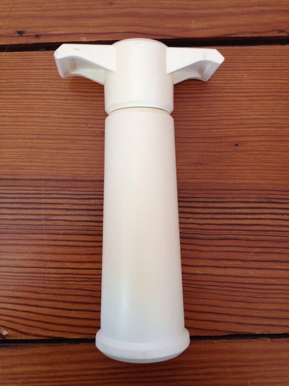 Vacu Vin Off-White Plastic Pump Vacuum Sealer for Wine Bottles